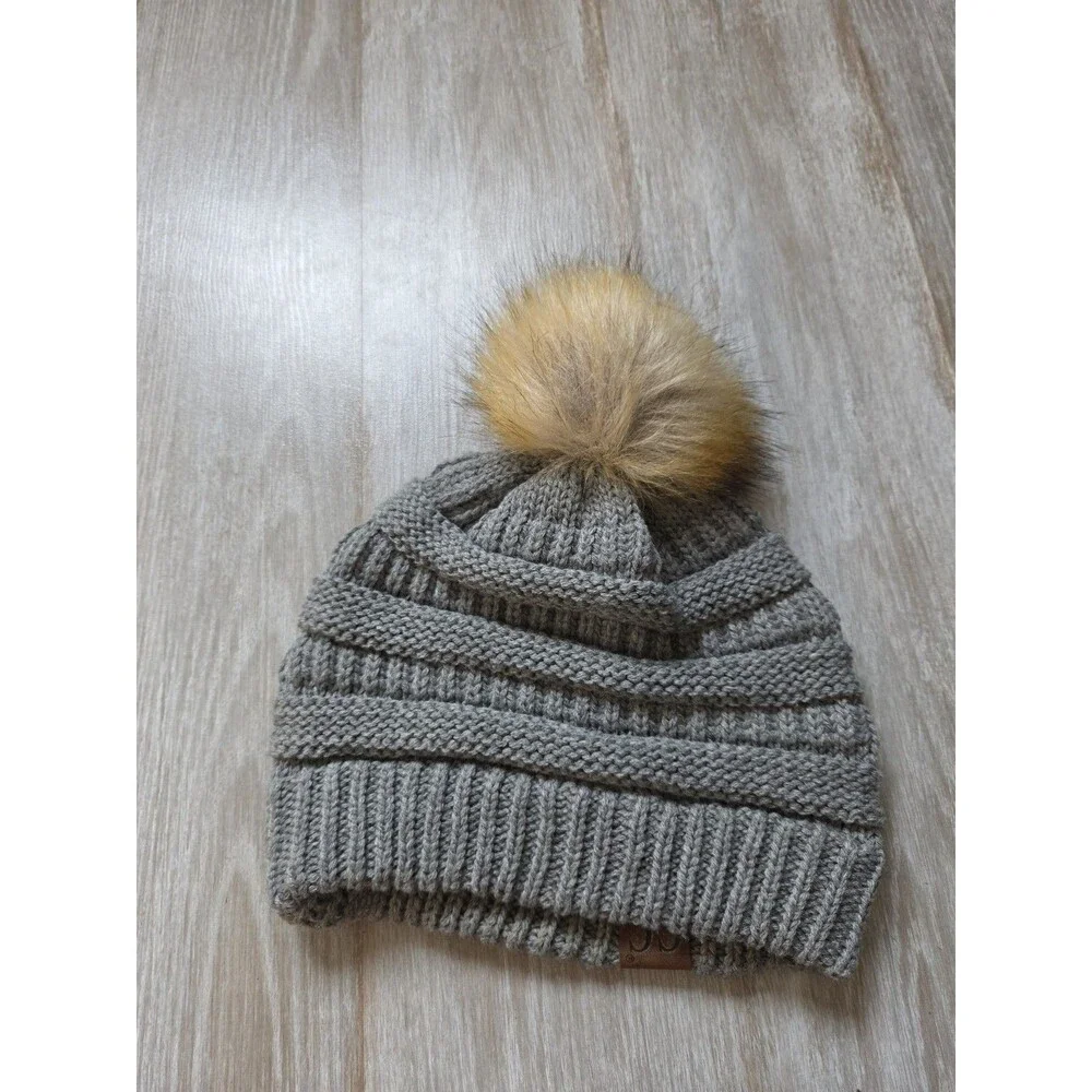 C.C Exclusives Gray Chunky Knit Beanie Faux Fur Pom Pom Winter Hat EUC One Size